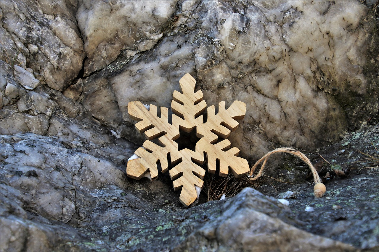 un environnement de staging permet de tester et valider les applications avant leur déploiement en production, assurant ainsi la qualité et la stabilité des mises à jour.